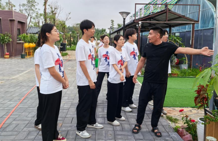 武汉船舶职业技术学院学子张悦开展社会实践 以船舶模型制作技能普及航海知识